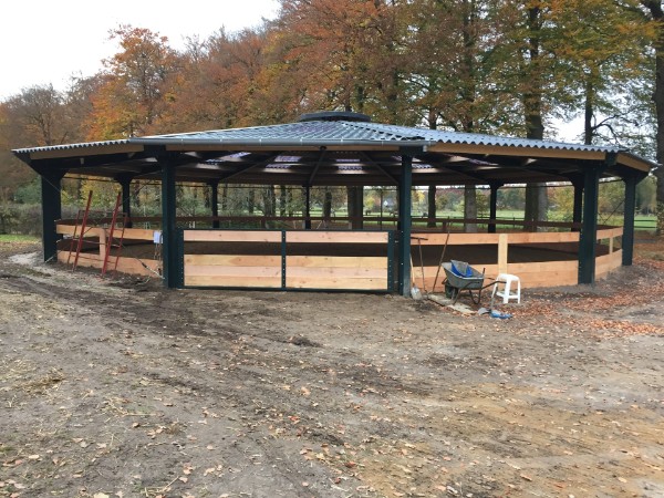 De overkapping in aanbouw